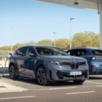 Oubliez les badges : recharger sa voiture électrique devient enfin aussi simple qu&rsquo;une Tesla chez BMW