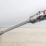 Léger, puissant et maniable, l&rsquo;aspirateur balai Dyson V12 Origin perd 195 € de son prix