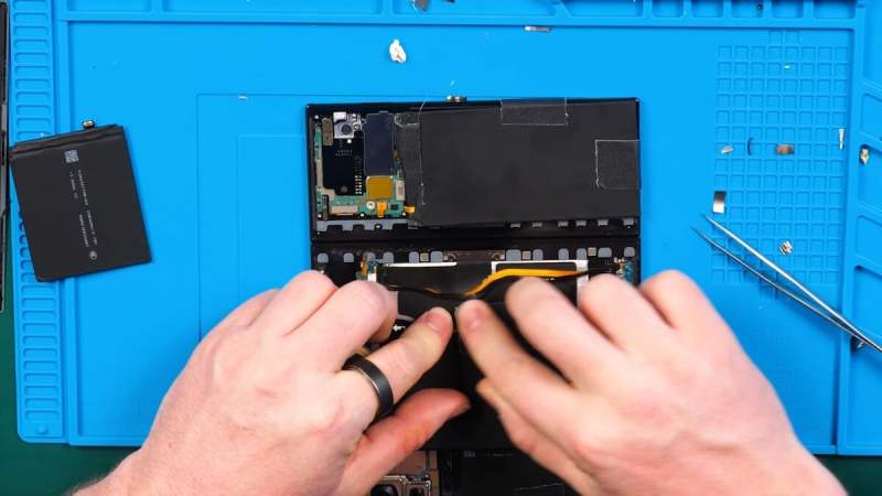 Batterie de 9600 mAh au lieu de 5600&nbsp;: ce YouTuber fait la leçon à Samsung