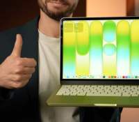 MacBook Neo dans les mains de Numerama