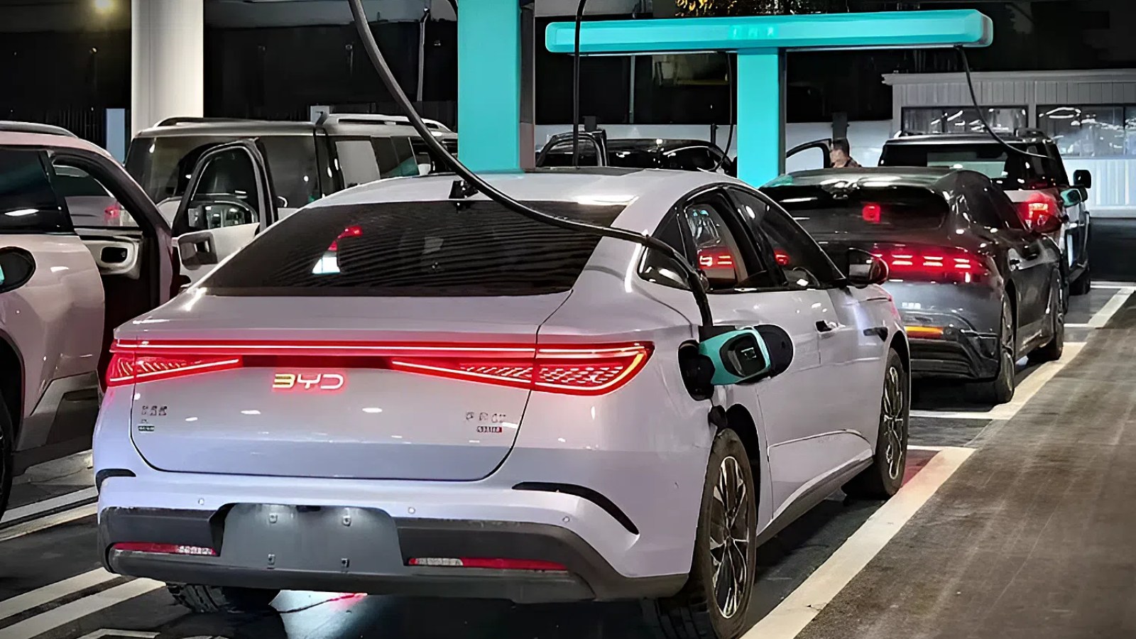 BYD déploie massivement sa technologie de recharge aussi rapide qu’un plein d’essence en Chine avant son arrivée en Europe