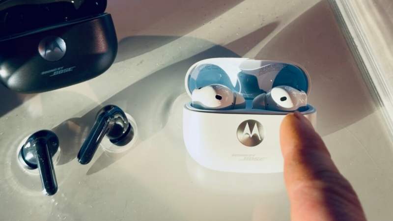 Motorola s’allie à Bose : voici les nouveaux Moto Buds 2 plus qui veulent bousculer le marché