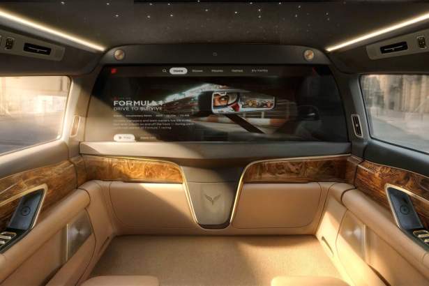 lac-hong-900s-rear-partition-and-projector-1400x933