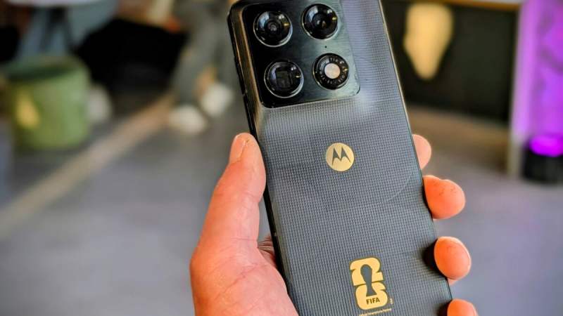 Motorola lance deux smartphones couverts d’or 24 carats en édition limitée