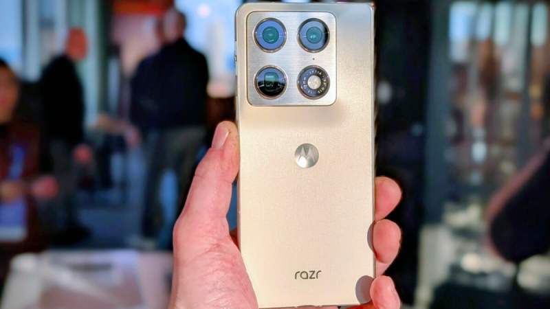 J’ai pris en main le premier grand smartphone pliable de Motorola