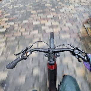 Moustache Xroad 4 2026 conduite pavés