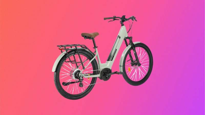 Avec 500&nbsp;€ de réduction, ce VTC électrique Intersport avec 100 km d&rsquo;autonomie s&rsquo;impose comme un VAE de choix