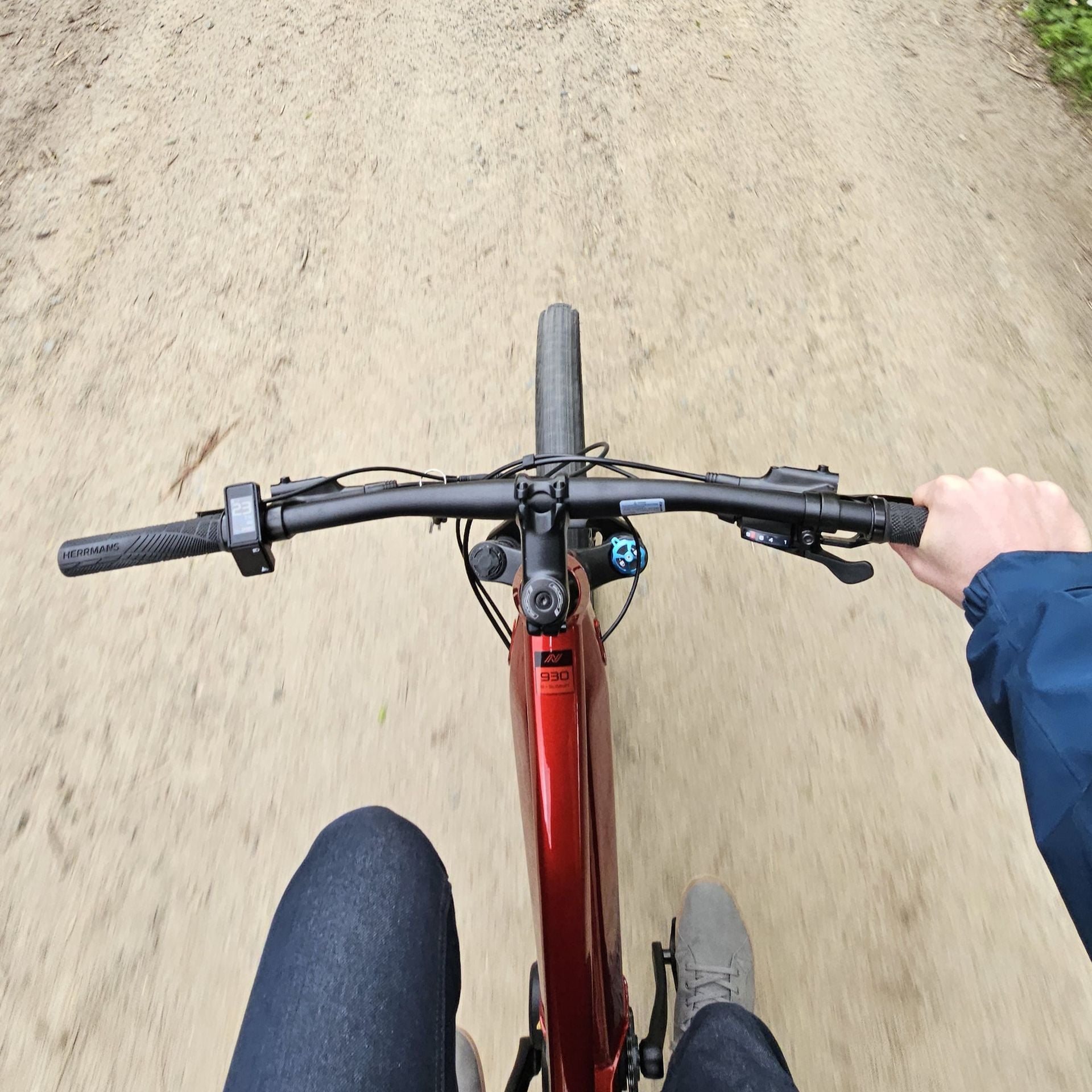 VTT &eacute;lectrique Nakamura E-Summit 930 guidon conduite