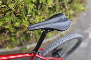 VTT &eacute;lectrique Nakamura E-Summit 930 selle