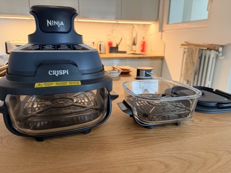 Ninja Crispi à côté du petit récipient