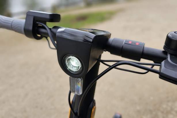 Trottinette électrique Niu KQi 100F éclairage avant