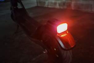 Trottinette électrique Niu KQi 100F feu arrière