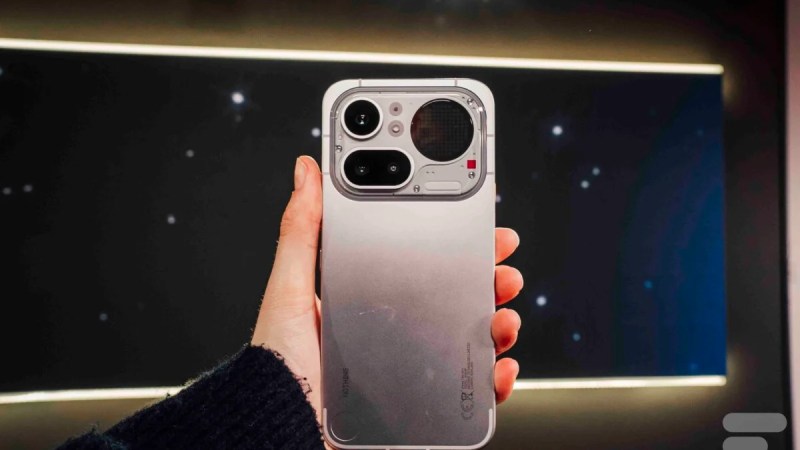 J&rsquo;ai testé cet OVNI, le Nothing Phone (4a) Pro&nbsp;: un petit écran au dos et un zoom bluffant pour son prix