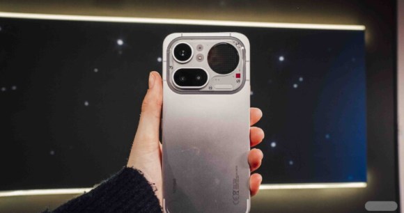 Nothing Phone (4a) Pro // Source : Chloé Pertuis - Frandroid