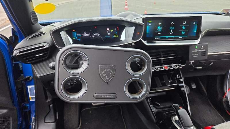 Mais c’est quoi ce nouveau volant ? On a testé l’étonnant Hypersquare des futures Peugeot 208
