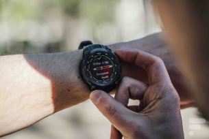La Garmin Instinct Crossover Amoled // Source : Chloé Pertuis - Frandroid