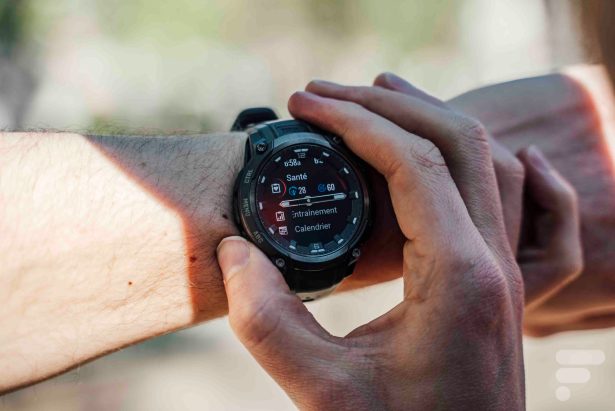 La Garmin Instinct Crossover Amoled // Source : Chloé Pertuis - Frandroid