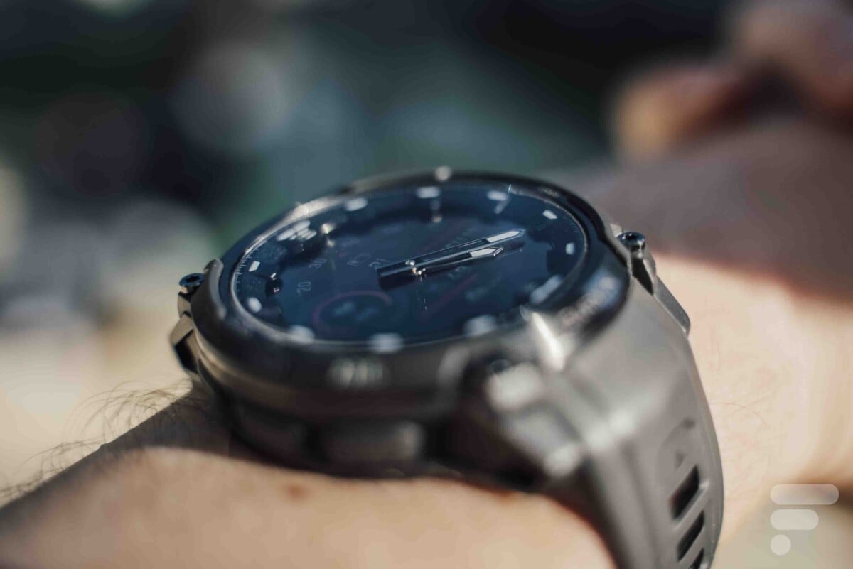 La Garmin Instinct Crossover Amoled // Source : Chloé Pertuis - Frandroid La Garmin Instinct Crossover Amoled // Source : Chloé Pertuis - Frandroid