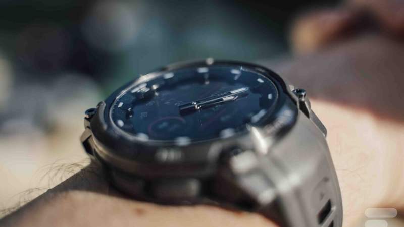 J’ai testé la Garmin Instinct Crossover Amoled : une montre de sport, certes, mais une montre de sport à aiguilles