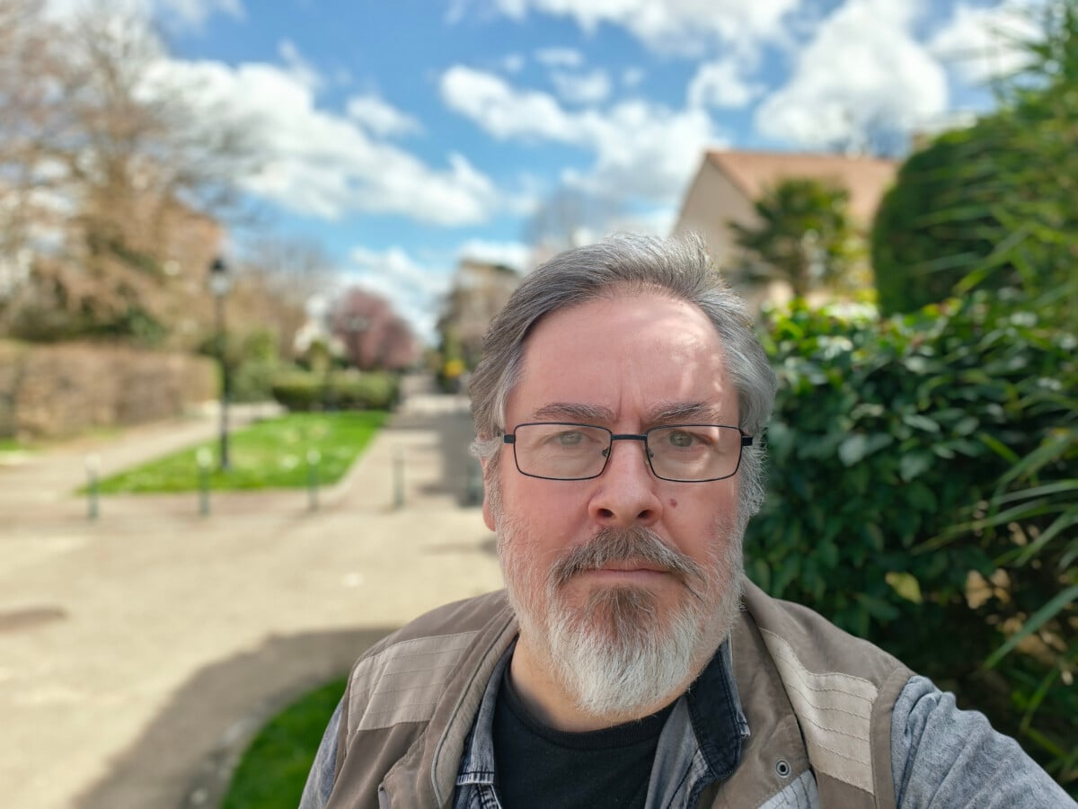 Realme 16 Pro - Selfie mode Portrait