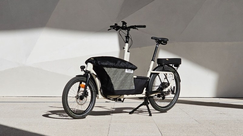 On a testé le Shwette Baggy, un petit vélo cargo électrique français qui a presque tout d&rsquo;un grand