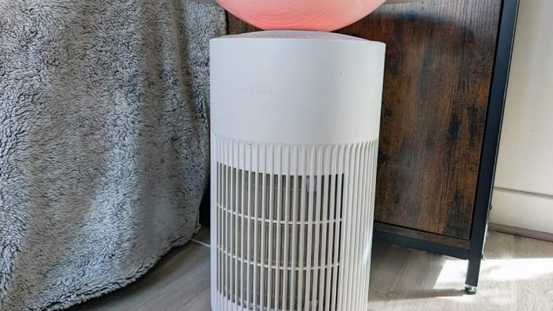 Cette table purifie l&rsquo;air et recharge votre smartphone&nbsp;: j&rsquo;ai testé la SwitchBot Air Purifier Table