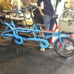 Ce drôle de tandem électrique permet de pédaler avec son enfant à l&rsquo;avant