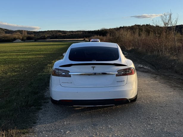 Taxi Tesla Model S_9285 Taxi en Tesla Model S // Source : Paul-Emile CASSORET pour Frandroid