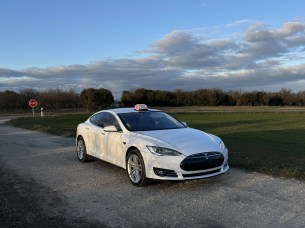 Taxi Tesla Model S_9296 Taxi en Tesla Model S // Source : Paul-Emile CASSORET pour Frandroid