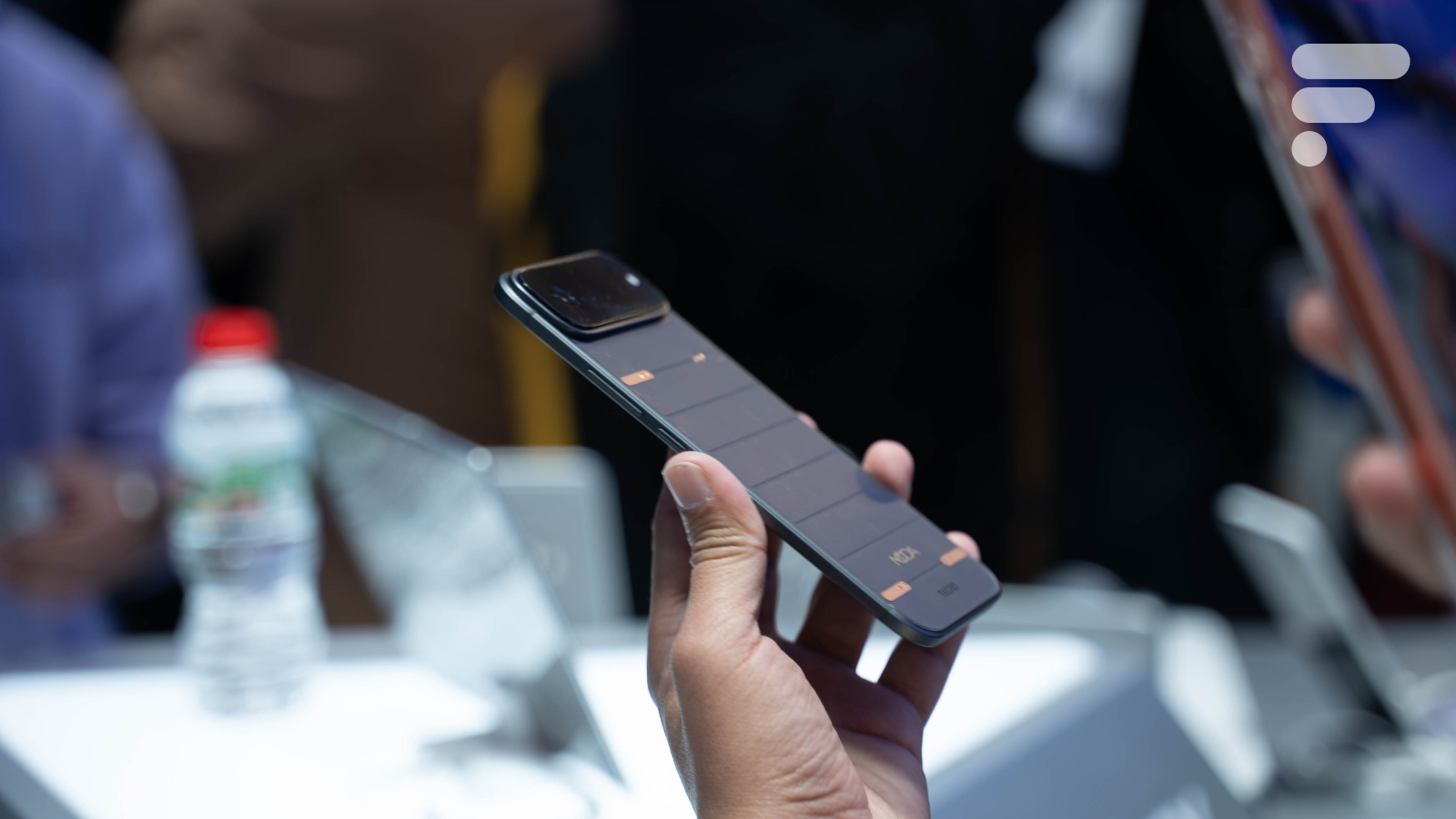 Zoom x100, talkie-walkie et batterie infinie : j’ai pris en main le smartphone modulaire de Tecno