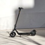 On a testé la NIU KQi 100F, une trottinette électrique abordable dont les poignées se plient pour maximiser sa praticité