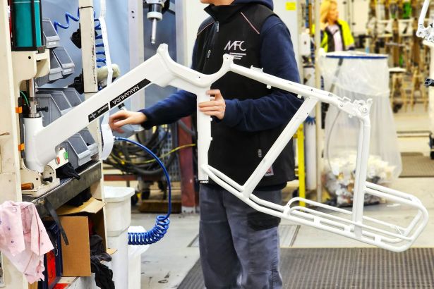 Usine MFC v&eacute;los Intersport assemblage 1