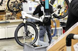 Usine MFC v&eacute;los Intersport assemblage 3