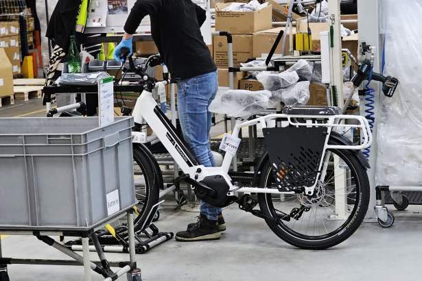 Usine MFC v&eacute;los Intersport assemblage 4