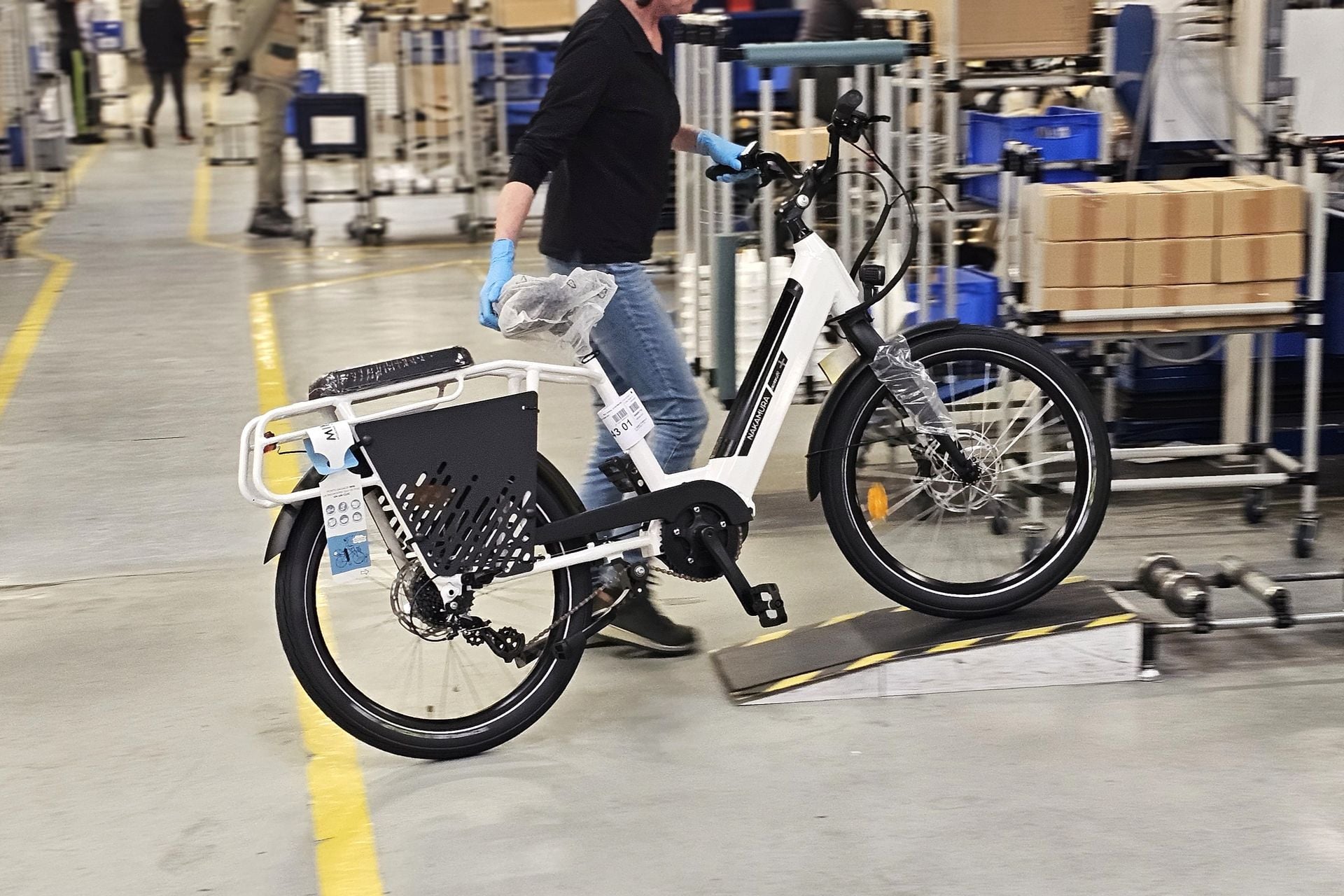 Montagem de bicicletas Intersport da fábrica MFC 5