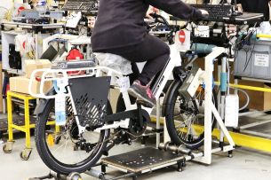 Usine MFC v&eacute;los Intersport assemblage contr&ocirc;le