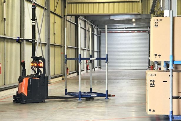 Usine MFC v&eacute;los Intersport entrep&ocirc;t robots