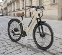 Le vélo de ville électrique Intersport Nakamura Crossover E // Source : Intersport/IA