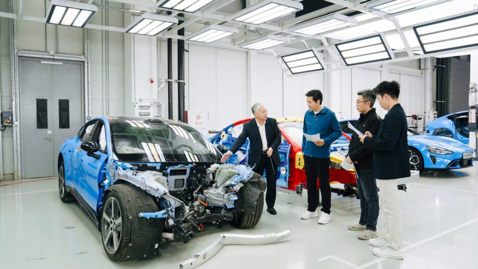 Le patron de Xiaomi démonte une voiture électrique en direct sur Internet : les secrets de la nouvelle SU7 révélés