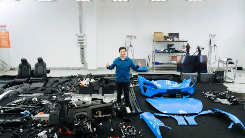 Le patron de Xiaomi démonte la nouvelle SU7 électrique en direct sur Internet
