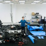 Le patron de Xiaomi démonte la nouvelle SU7 électrique en direct sur Internet