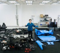 Lei Jun devant une Xiaomi SU7 entièrement démontée