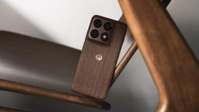 Motorola lance un nouveau smartphone en bois à 800 euros