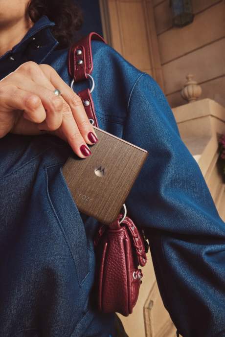 2026_RAZR 70 ULTRA_CITY ICONS-STREET_ORIENT BLUE_SANDRA_0556 - Grande