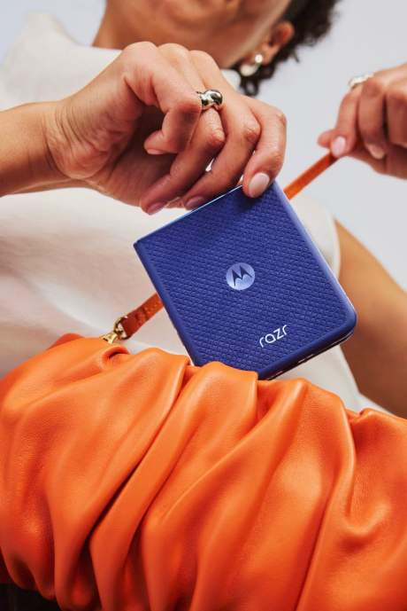 2026_RAZR 70 ULTRA_STUDIO_ORIENT BLUE_CYAN_0252 - Grande