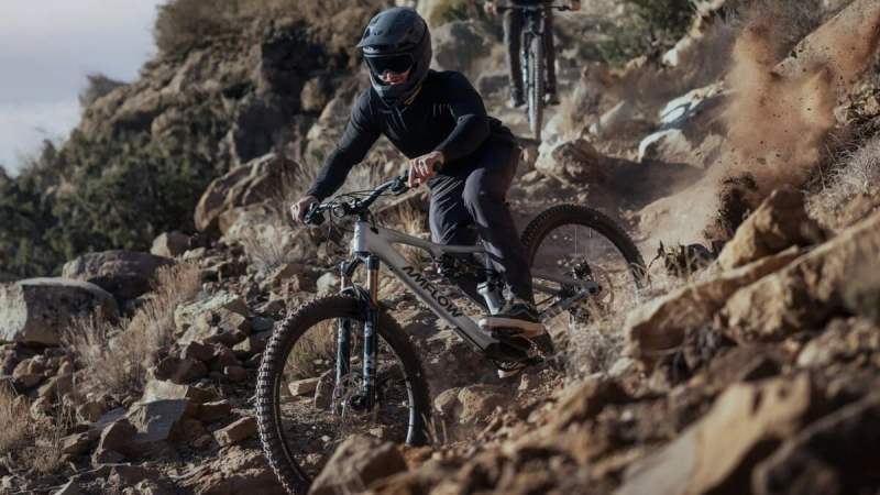 DJI dévoile la seconde génération de ses VTT électriques, avec le surpuissant moteur Avinox M2