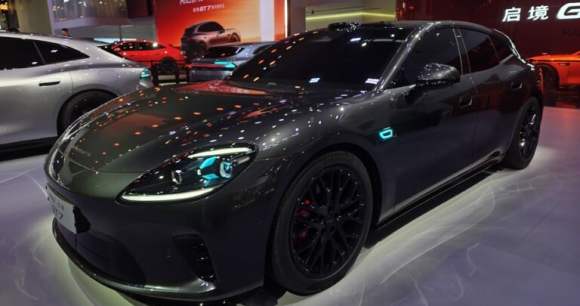 Certains constructeurs automobiles peuvent intégrer des lumières bleues dans leurs optiques pour signifier le mode autonome de leurs modèles