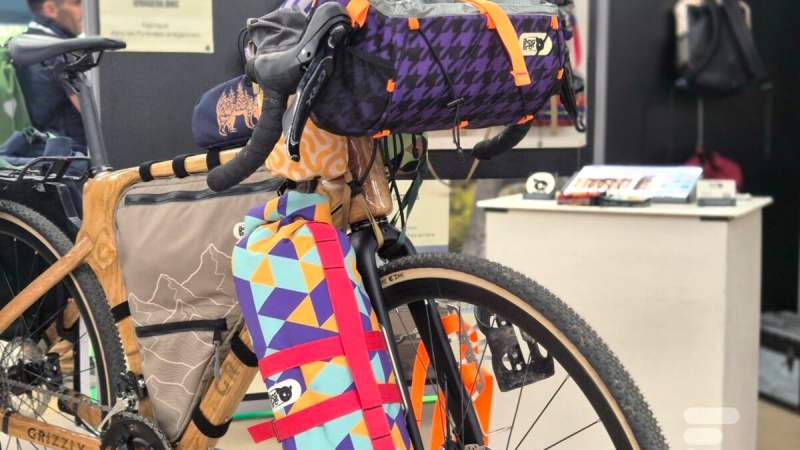 On a vu ces nouvelles sacoches vélo ultra personnalisables, réparables et artisanales&nbsp;: un vrai feu d&rsquo;artifice de couleurs