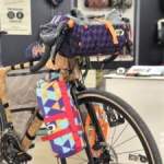 On a vu ces nouvelles sacoches vélo ultra personnalisables, réparables et artisanales : un vrai feu d&rsquo;artifice de couleurs