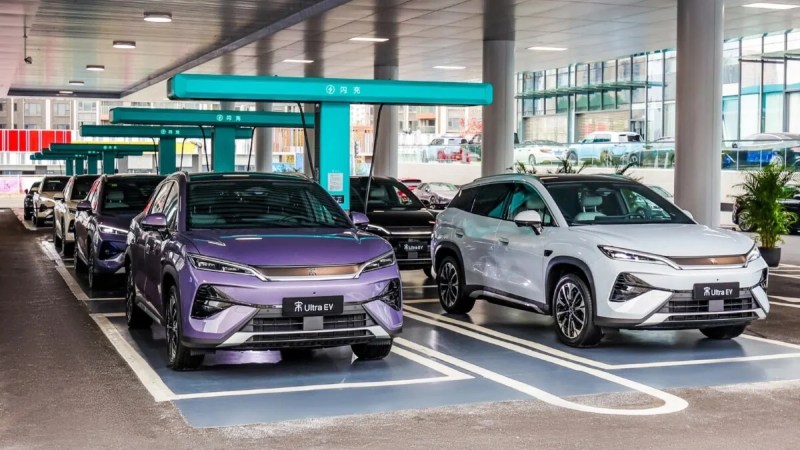 On a vu le BYD Song Ultra&nbsp;: le SUV électrique moins cher qu’une Tesla qui se recharge aussi vite qu&rsquo;une voiture essence